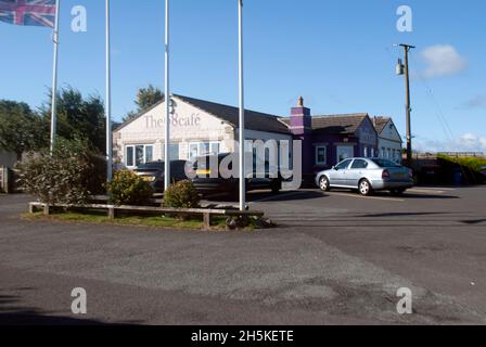Le 68 café et parking avec drapeaux, A68, Toft Hill, Bishop Auckland, comté de Durham, ROYAUME-UNI Banque D'Images