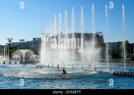 Bucarest, Roumanie, 4 septembre 2021 : fontaine décorative avec de petites gouttes d'eau sur la place Unirii (Piata Unirii) dans le centre-ville, en automne ensoleillé Banque D'Images