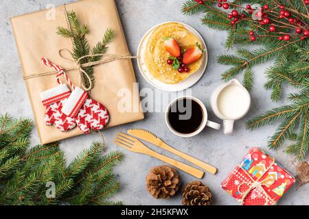 Petit déjeuner de Noël et cadeaux décorés de branches d'arbres de Noël.Vue de dessus Banque D'Images