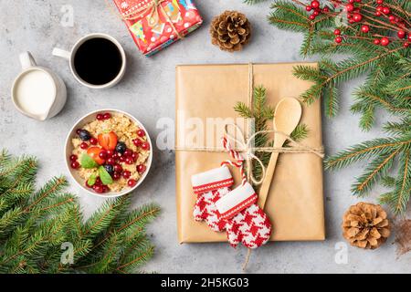 Petit déjeuner de Noël et cadeaux décorés de branches d'arbres de Noël.Vue de dessus Banque D'Images