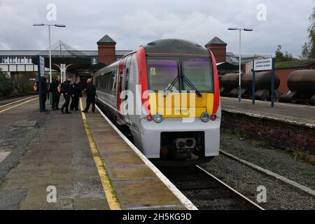 Transport pour le pays de Galles exploité par Alstom Coradia Diesel 2 voitures multiple Unit 175002 reçoit une inspection étroite des membres d'équipage à Llandudno Junction Banque D'Images