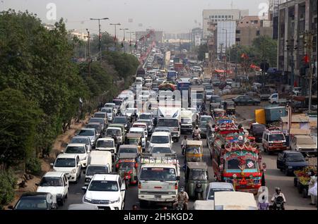 Vue de l'embouteillage dû à la négligence du personnel de la police de la circulation et du stationnement illégal, nécessitent l'attention du département concerné, situé sur Eesa Nagri à Karachi le mercredi 10 novembre 2021. Banque D'Images