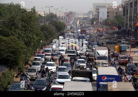 Vue de l'embouteillage dû à la négligence du personnel de la police de la circulation et du stationnement illégal, nécessitent l'attention du département concerné, situé sur Eesa Nagri à Karachi le mercredi 10 novembre 2021. Banque D'Images