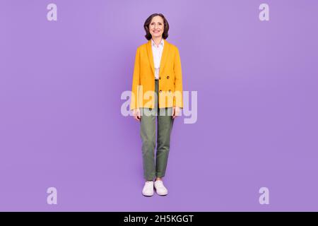 Photo pleine longueur de positif charmant retraité vieille femme porter tenue classique affaires isolé sur fond violet couleur Banque D'Images