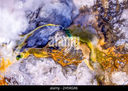 Vue aérienne du Geyser de Clepsydra du bassin inférieur du Geyser en éruption presque constamment, déversant de la vapeur et beaucoup d'eau par le ruissellement ch... Banque D'Images