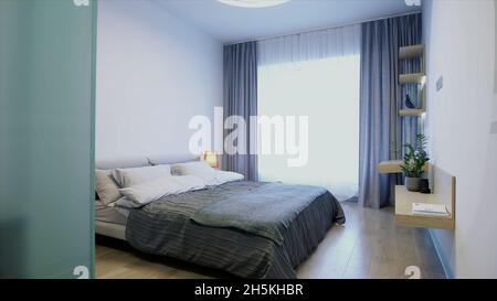 Nouvelle chambre d'hôtel avec une chambre pleine de lumière du soleil.Vidéo.Bel intérieur avec un lit double, une lampe, une grande fenêtre et des étagères au mur Banque D'Images