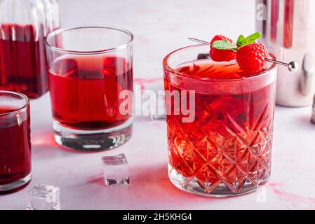 cocktail rouge aux framboises sur fond rose Banque D'Images