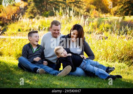 Portrait d'une famille avec deux garçons dans un parc à l'automne; St. Albert, Alberta, Canada Banque D'Images