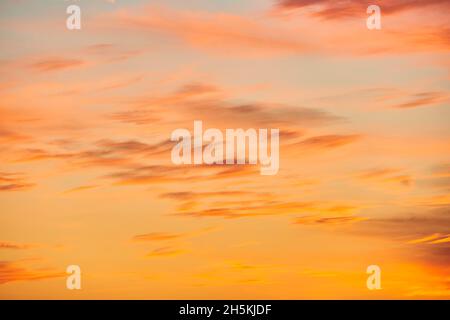 Coucher de soleil doré nuages dans le ciel; Bavière, Allemagne Banque D'Images