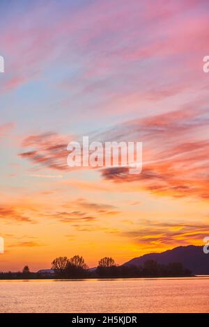 Coucher de soleil vibrant au-dessus de la rivière Danubia, Haut-Palatinat, forêt bavaroise ; Bavière, Allemagne Banque D'Images