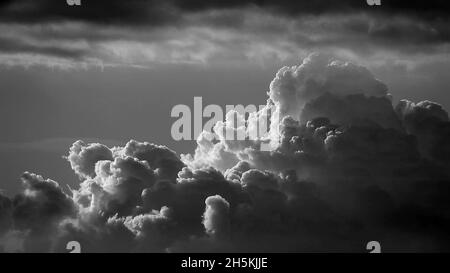 Une photo blanche et en forme de palet de nuages Banque D'Images