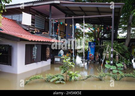 Nonthaburi, Thaïlande.10 novembre 2021.Vue sur une maison inondée.après la tempête de Dianmu, la tempête tropicale de Lionrock et la tempête de Kompasu, 13 provinces ont été touchées par le niveau de la mer marécageux qui a causé des inondations.Koh Kret une destination touristique culturelle connaissable, une communauté au bord de la rivière et une île à Nonthaburi sont quelques-unes des zones touchées.(Photo de Varuth Pongsaponwatt/SOPA Images/Sipa USA) crédit: SIPA USA/Alay Live News Banque D'Images