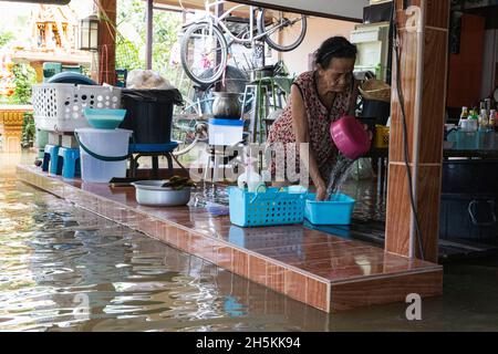 Nonthaburi, Thaïlande.10 novembre 2021.Une résidente de Koh Kret vue dans sa maison inondée.après la tempête de Dianmu, la tempête tropicale de Lionrock et la tempête de Kompasu, 13 provinces ont été touchées par le niveau de la mer marémotrice qui a causé des inondations.Koh Kret une destination touristique culturelle connaissable, une communauté au bord de la rivière et une île à Nonthaburi sont quelques-unes des zones touchées.(Photo de Varuth Pongsaponwatt/SOPA Images/Sipa USA) crédit: SIPA USA/Alay Live News Banque D'Images
