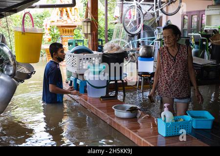 Nonthaburi, Thaïlande.10 novembre 2021.Les résidents de Koh Kret vus dans leur maison inondée.après la tempête de Dianmu, la tempête tropicale de Lionrock et la tempête de Kompasu, 13 provinces ont été touchées par le niveau de la mer marémotrice qui a causé des inondations.Koh Kret une destination touristique culturelle connaissable, une communauté au bord de la rivière et une île à Nonthaburi sont quelques-unes des zones touchées.(Photo de Varuth Pongsaponwatt/SOPA Images/Sipa USA) crédit: SIPA USA/Alay Live News Banque D'Images