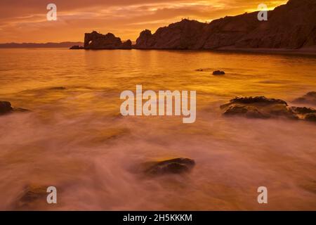 Coucher du soleil brillant, île de Santa Catalina, Baja California, Mexique. Banque D'Images