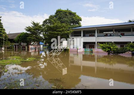 Nonthaburi, Thaïlande.10 novembre 2021.Vue sur une école inondée à Kor Kret.après la tempête de Dianmu, la tempête tropicale de Lionrock et la tempête de Kompasu, 13 provinces ont été touchées par le niveau de la mer marécageux causant des inondations.Koh Kret une destination touristique culturelle connaissable, une communauté au bord de la rivière et une île à Nonthaburi sont quelques-unes des zones touchées.Crédit : SOPA Images Limited/Alamy Live News Banque D'Images