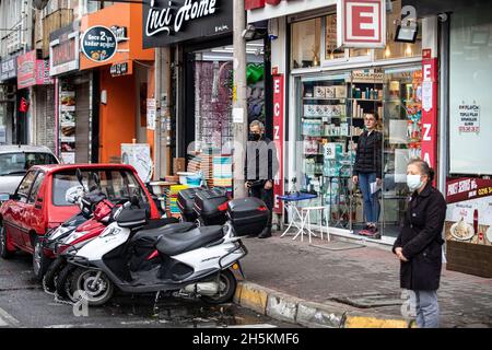 Istanbul, Turquie.10 novembre 2021.Les gens sont en silence à 09 h 05, le temps de la mort de Mustafa Kemal Ataturk, fondateur de la République de Turquie, pendant le 83e anniversaire de sa mort, sur Acibaem à Istanbul.les gens observent un moment de silence à 09 h 05, le temps de la mort de Mustafa Kemal Ataturk,Fondateur de la République de Turquie, lors du 83e anniversaire de sa disparition, sur Acibaem à Istanbul.Crédit : SOPA Images Limited/Alamy Live News Banque D'Images