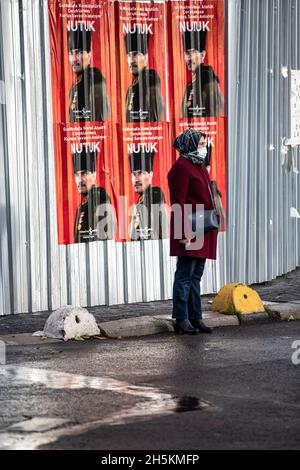 Une femme se tient devant l'affiche du livre de discours d'Ataturk pour observer un moment de silence pour Ataturk pendant le 83e anniversaire de sa mort à Istanbul.les gens se tiennent en silence le 09 h 05, heure de la mort de Mustafa Kemal Ataturk, fondateur de la République de Turquie,Pendant le 83e anniversaire de sa mort, sur Acibaem à Istanbul.Les gens observent un moment de silence à 09 h 05, heure de la mort de Mustafa Kemal Ataturk, fondateur de la République de Turquie, lors du 83e anniversaire de sa mort, à Acibaem, à Istanbul. Banque D'Images