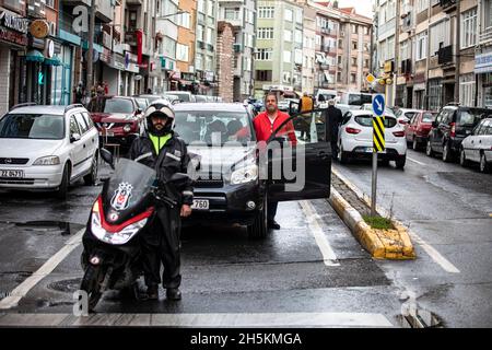 Istanbul, Turquie.10 novembre 2021.Les gens qui se sont sortis de leurs voitures et de leurs vélos étaient en silence pour Ataturk à 9 h 05.les gens étaient en silence à 09 h 05, heure de la mort de Mustafa Kemal Ataturk, fondateur de la République de Turquie, pendant le 83e anniversaire de sa disparition, sur Acibaem à Istanbul.Les gens observent un moment de silence à 09 h 05, heure de la mort de Mustafa Kemal Ataturk, fondateur de la République de Turquie, lors du 83e anniversaire de sa mort, à Acibaem, à Istanbul.Crédit : SOPA Images Limited/Alamy Live News Banque D'Images