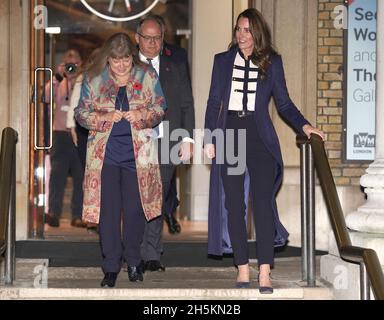 La duchesse de Cambridge (à droite) marche avec Diane Lees, directrice du Musée impérial de la guerre, après une visite du musée de Londres pour ouvrir officiellement deux nouvelles galeries, la deuxième Guerre mondiale et la Galerie de l'Holocauste.Date de la photo: Mercredi 10 novembre 2021. Banque D'Images