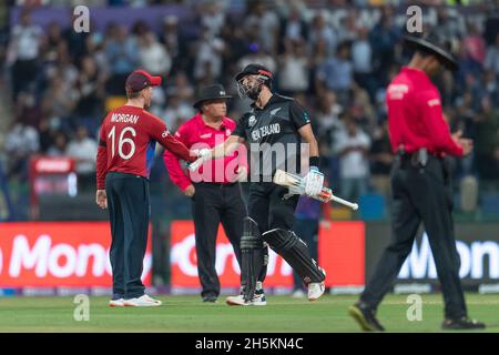 Abu Dhabi, eau, 10 novembre 2021.Mitchell Santner, de Nouvelle-Zélande (à droite), est félicité par Eoin Morgan, capitaine de l'Angleterre, après la victoire de la Nouvelle-Zélande par cinq lickets dans la demi-finale de coupe du monde ICC Mens T20 entre l'Angleterre et la Nouvelle-Zélande au stade de cricket Sheikh Zayed, à Abu Dhabi, aux Émirats arabes Unis, le 10 novembre 2021.Photo de Grant Winter.Utilisation éditoriale uniquement, licence requise pour une utilisation commerciale.Aucune utilisation dans les Paris, les jeux ou les publications d'un seul club/ligue/joueur.Crédit : UK Sports pics Ltd/Alay Live News Banque D'Images