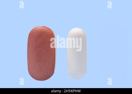 Deux pilules de différentes tailles et couleurs pour guérir les maladies. Banque D'Images