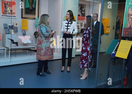 La duchesse de Cambridge (au centre) s'entretient avec la directrice du Musée impérial de la guerre Diane Lees (à gauche) lors d'une visite au musée de Londres pour ouvrir officiellement deux nouvelles galeries, la Galerie de la Seconde Guerre mondiale et la Galerie de l'Holocauste.Date de la photo: Mercredi 10 novembre 2021. Banque D'Images