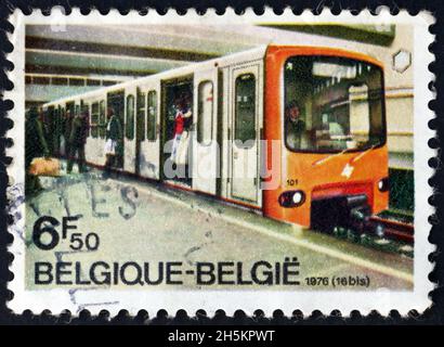 BELGIQUE - VERS 1976: Un timbre imprimé en Belgique montre le métro, ouverture de la première ligne du métro de Bruxelles, vers 1976 Banque D'Images