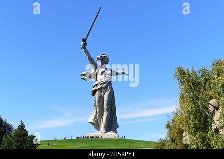 Volgograd, Russie-16 septembre 2021 : statue de la patrie à Volgograd en été Banque D'Images