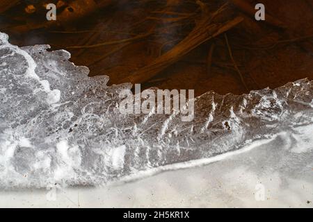 Formations de glace sur le ruisseau Pot, sous Little High Falls, Bracebridge, Ontario, Canada Banque D'Images