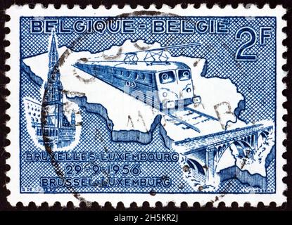 BELGIQUE - VERS 1956: Un timbre imprimé en Belgique montre train sur la carte de la Belgique et du Luxembourg, électrification du chemin de fer Bruxelles-Luxembourg, ci Banque D'Images