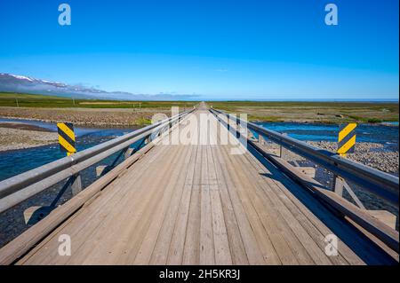 Pont en bois à voie unique au-dessus de la rivière, route Hlidarvegur dans le nord de l'Islande; Ketilsstadhir, Austurland, Islande Banque D'Images