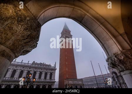 Piazza San Marco (St. Place de Mark) et le Campanile (clocher) ; Venise, Italie Banque D'Images