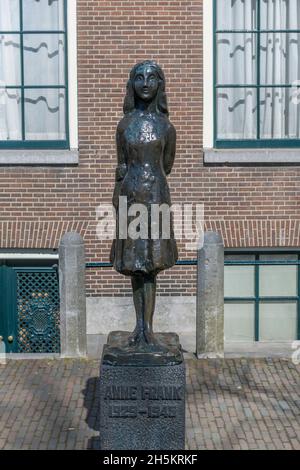 Statue d'Anne Frank à l'extérieur de Westerkerk, une église d'Amsterdam ; Amsterdam, Hollande-Nord, pays-Bas Banque D'Images