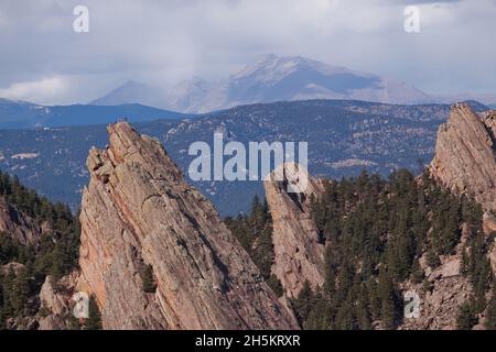 Le célèbre sommet grimpeurs flatirons avec longs peak dans la distance. Banque D'Images