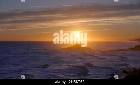 De grandes vagues sur un océan tout au long du coucher du soleil Banque D'Images