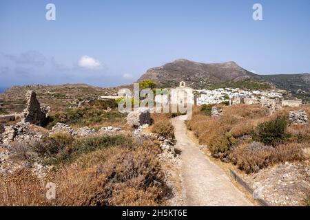 En route vers l'ancien château vénitien en grès entre les ruines de Fortezza sur l'île de Kythira, Grèce. Bâtiments ciel bleu, montagnes et plantes sèches Banque D'Images