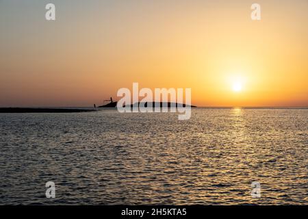 Coucher de soleil sur le naufrage du Nordland au bord de la mer du village Diakofti Kythira île Grèce.Silhouette de navagio russe cargaison à moitié coulé navire rouillé en co Banque D'Images