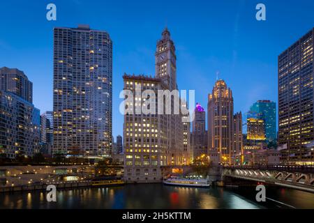 Vue sur le centre-ville de Chicago sur la rivière. Banque D'Images