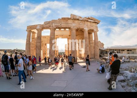 Le Propylaea était la porte monumentale de l'Acropole d'Athènes. Les touristes entrent sur le site archéologique en passant par le Propylaea Banque D'Images