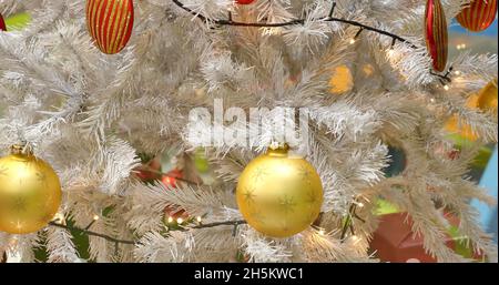 Photo de décorations sur un arbre de Noël Banque D'Images