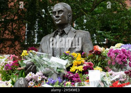 Statue d'Alan Turing entourée de fleurs à son anniversaire.Sackville Gardens, Manchester, Royaume-Uni Banque D'Images