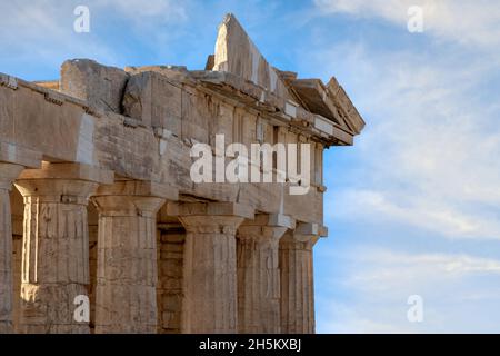 Le Propylaea était la porte monumentale de l'Acropole d'Athènes. Détail de la frise, de la corniche et des capitales doriques des colonnes Banque D'Images