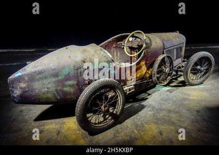 Rusty et Dusty 1927 Amilcar CMSS, voiture de sport classique française / oldtimer, fabriqué par la société Amilcar, en mauvais état prêt à être restauré dans le garage Banque D'Images