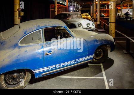 Rouillé et poussiéreux 1952 Porsche 356 B, voiture de sport classique allemande / oldtimer, en mauvais état prêt à être restauré dans le garage Banque D'Images