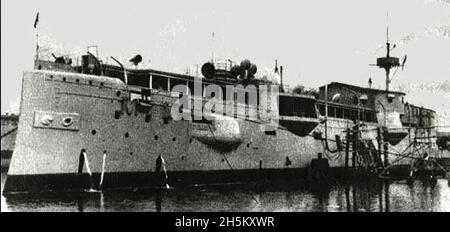 Une photo de l'URSS en 1932Alton à Pearl Harbor.Elle était à l'origine l'USS Chicago un navire de croisière protégé en acier de la marine des États-Unis et le plus grand des trois originaux autorisés par le Congrès pour la "Nouvelle marine".Lancé le 5 décembre 1885 par Delaware River Iron Ship Building and Engine Works de Chester, Pennsylvanie.Elle a été renommée Alton pour libérer le nom Chicago pour le croiseur lourd USS Chicago (CA-29) et a été reclassée en tant qu'unité diverse non classifiée (IX-5) le 16 juillet 1928.Elle a coulé dans le milieu du Pacifique le 8 juillet 1936 sous le remorquage (Honolulu à San Francisco. Banque D'Images