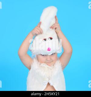 mignon petit enfant dans le costume de lapin Banque D'Images