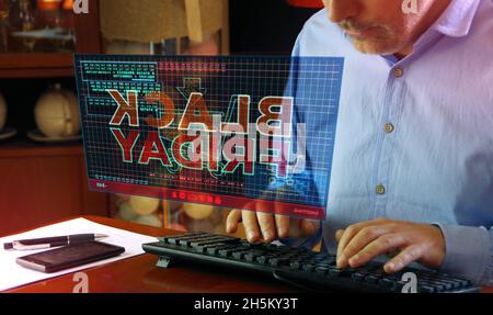 Vendredi noir sur l'écran de l'ordinateur.Grande vente, offre spéciale, shopping et offre spéciale concept 3d abstrait avec effet de glitch.Homme tapant le clavier. Banque D'Images