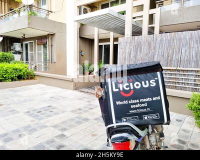 livraison de vélo garée devant les appartements maisons montrant hot box avec le logo de fantaisie montrant le démarrage indien de livraison de la technologie alimentaire Banque D'Images