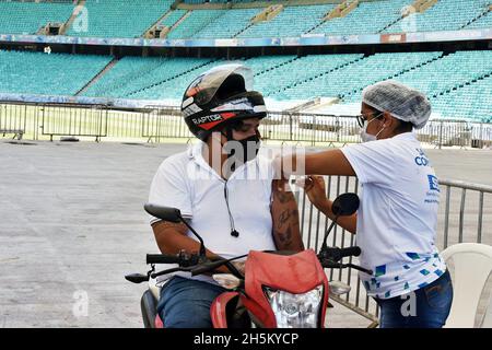 Salvador, Bahia, Brésil.10 novembre 2021.(INT) la vaccination contre Covid-19 est effectuée au stade Arena fonte Nova, à Salvador.10 novembre 2021, Salvador, Bahia, Brésil: La vaccination contre Covid-19, une maladie causée par le coronavirus, est effectuée dans le système de drive au stade Arena fonte Nova, à Salvador, Bahia, le mercredi (10) (Credit image: © Walmir Cirne/TheNEWS2 via ZUMA Press Wire) Banque D'Images